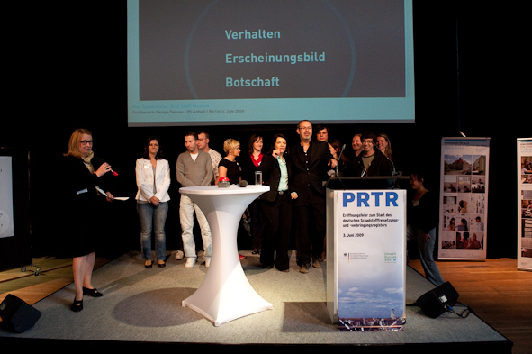 Prämierung der Studierenden von Prof. Christ und Frau Hußlein der Hochschule Anhalt, die am PRTR-Design-Wettbewerb teilgenommen haben, durch Frau Dr. Markard (UBA) am 3.6.09.