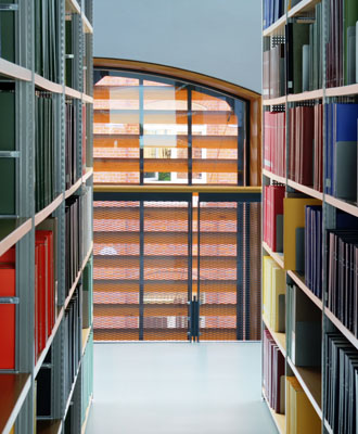 Bild zeigt eine Regalflucht in einer Bibliothek